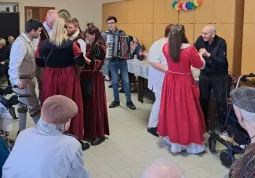 Ieri e oggi, giovedì e venerdì grasso, le maschere sono impegnate nel tradizionale giro di auguri
